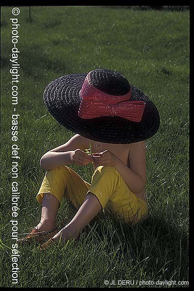 petite fille avec un grand chapeau - little girl with a large hat